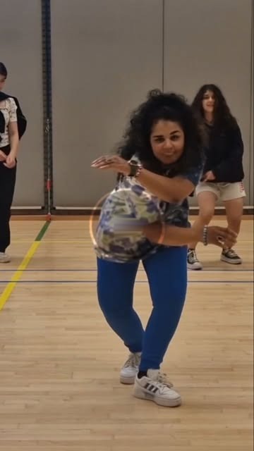 Mel danst hiphop in een sportzaal